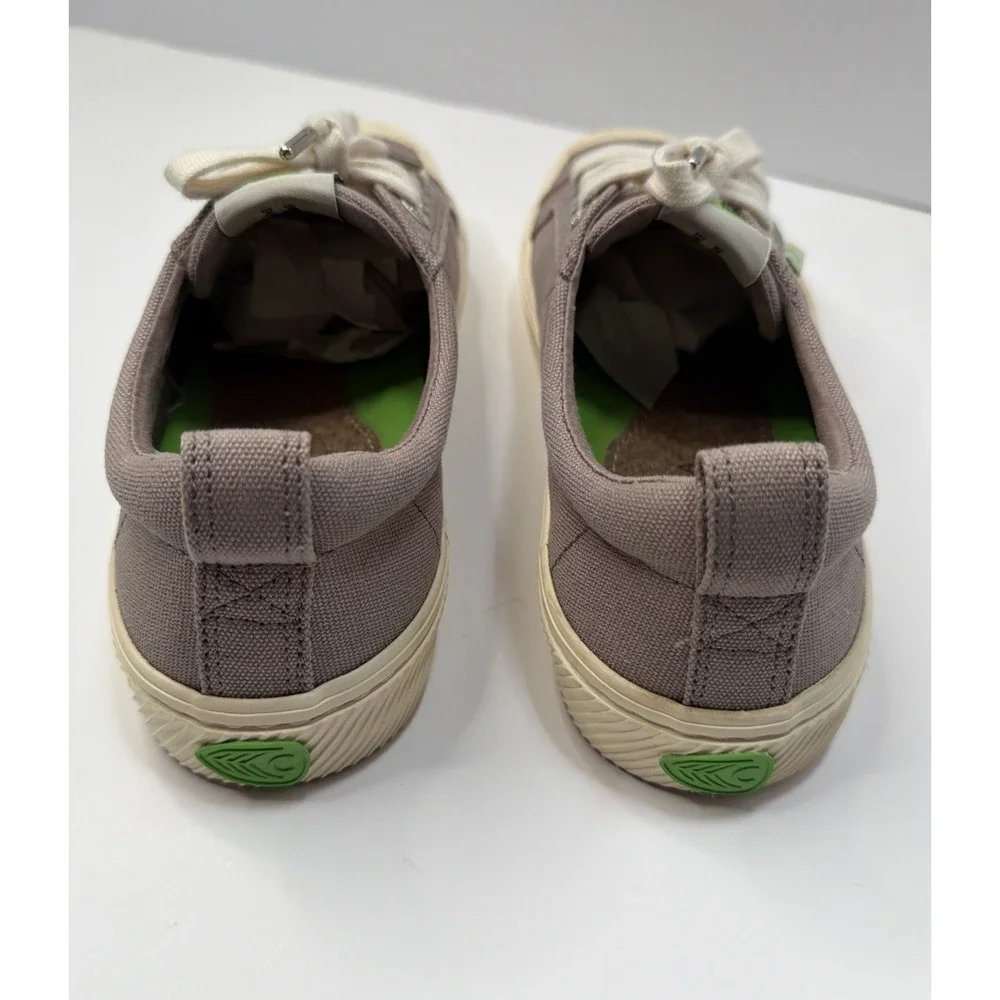 cariuma canvas